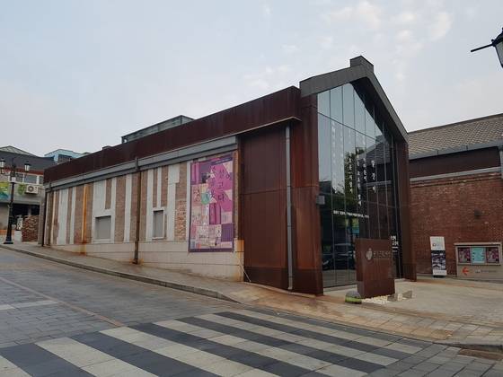 전국 최초의 공공종합문학관. 19세기 개항장 창고 건물을 리모델링한 것이다. [사진 임명수 기자]