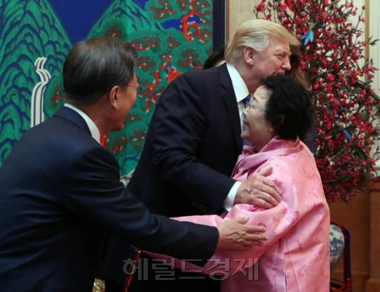 위안부 피해자 이용수 할머니가 청와대 한미정상 국빈 만찬에 초대됐다. 이 할머니가 도널드 트럼프 미국 대통령과 포옹했다. [사진=연합뉴스]