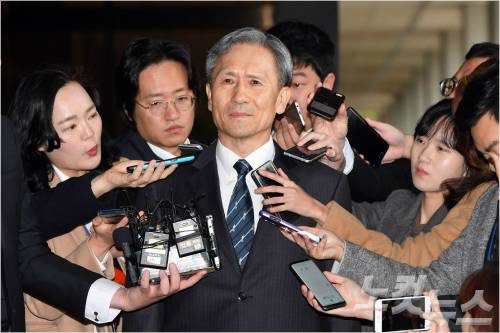 이명박 정부 시절 댓글 공작에 관여한 혐의로 피의자 신분으로 검찰 소환된 김관진 전 국방부 장관이 지난 7일 오전 서울 서초동 중앙지검으로 출석하고 있다. 황진환기자/자료사진