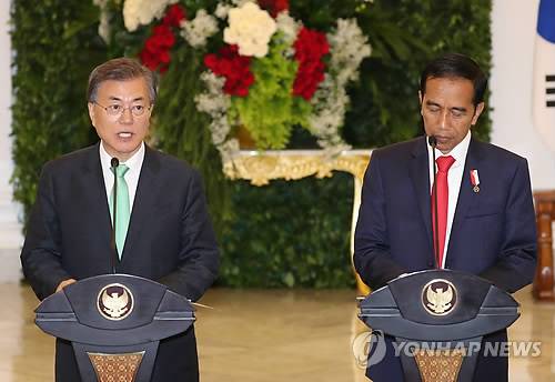 (보고르=연합뉴스) 배재만 기자 = 인도네시아를 국빈방문 중인 문재인 대통령이 9일 오후 보고르 대통령궁 테라타이홀에서 열린 양국 MOU 서명식 후 발언을 하고 있다.오른쪽은 조코 위도도 인도네시아 대통령.     scoop@yna.co.kr