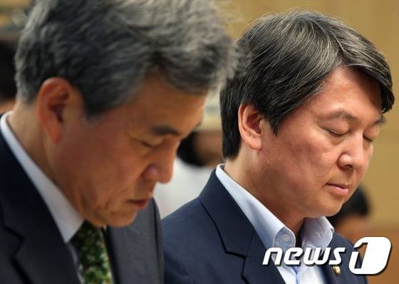 국민의당 이상돈 의원과 안철수 대표.2016.6.27/뉴스1 © News1