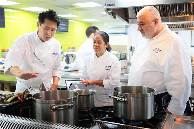 심사위원들에게 조리 과정을 설명하는 김봉수(왼쪽) 영 셰프.