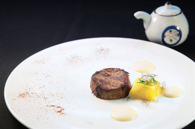 강민성 영 셰프가 선보인 우설 찜과 당근, 제철 뿌리채소.