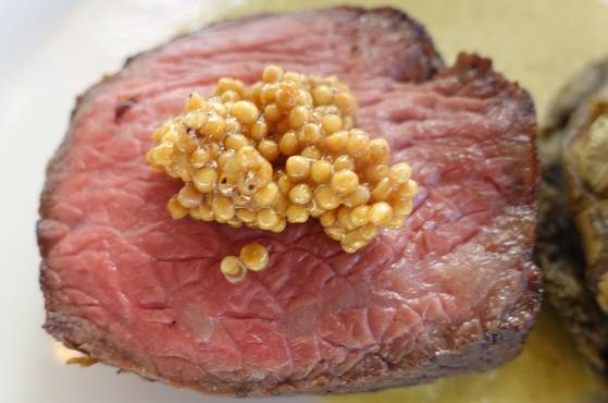 부암동 ‘프렙’의 이영라 오너 셰프가 지난달 29일 팝업 행사 때 메인으로 낸 스테이크. 수비드 한 다음 팬에 겉만 살짝 구운 울산 한우 채끝이다. 이런 스타일의 스테이크는 이 셰프의 장기이기도 하고 인기 있는 메뉴다. 고기가 차지고 부드럽게 잘 익었다. 소스에 버무려 웃기로 올린 씨겨자가 고깃결에 섞여 하나씩 씹히는 돌발성도 재미있다.