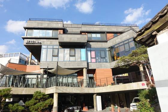 ‘프렙’은 이 건물 3층 전체를 사용한다. 뒤로는 백석동천이 병풍을 두르고 앞으로는 인왕산 기차바위 산줄기가 펼쳐진다.