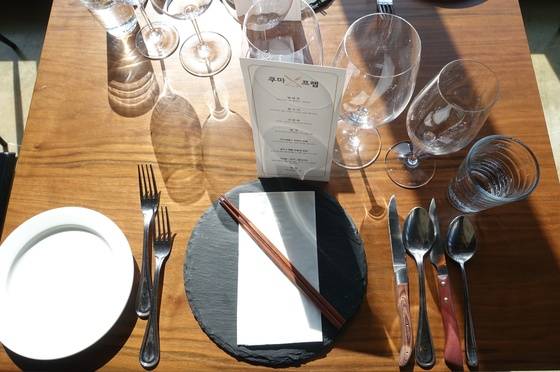 지난달 29일 열린 ‘프렙’ 이영라 셰프와 ‘쿠마’ 김민성 셰프의 제휴 팝업 행사의 테이블 세팅. 이 셰프의 코스에는 서양 음식이지만 나무젓가락이 놓인다.