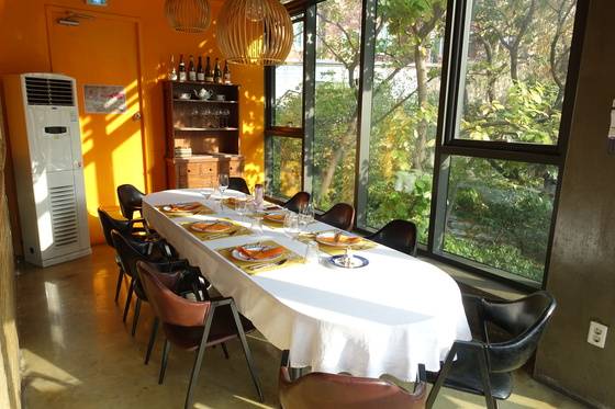 손님 맞을 준비를 마친 별실(VIP룸). 8~10인이 들어갈 수 있다. 창 밖 언덕은 계절 따라 변하는 자연의 모습을 고스란히 보여준다.