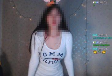 "여고생 신입 BJ"라고 밝힌 한 여성 진행자가 지난달 21일 1인 방송을 하고 있다. [사진 ‘아프리카TV’ 영상 캡처]