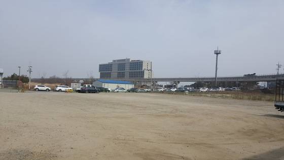 불법 주차대행 서비스를 이용하면 자가용을 공항 밖에 세워둔다. 사진은 용유도의 한 주차장. [중앙포토]