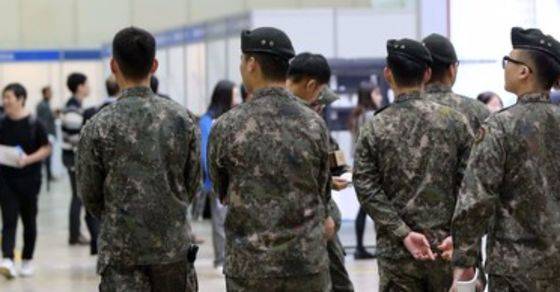 국방부는 내년부터 '전역증' 대신 군 복무 성과를 증명할 수 있는 '군 경력증명서'를 대체해 발급한다. 조문규 기자