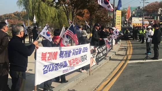 10일 오전 대구 수성구 수성관광호텔 앞 도로에서 친박단체 회원들이 홍준표 자유한국당 대표 규탄 집회를 진행하고 있다. 대구=김정석기자