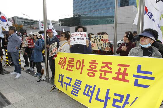 자유한국당 홍준표 대표가 10일 오후 대구 엑스코에서 열린 ‘박정희 전 대통령 탄생 100돌 기념 토크콘서트’에 참석했다. 건물 내부에서 행사가 진행되는 동안 박근혜서포터즈 등 보수단체 회원 60~70여명은 엑스코 입구에서 '홍준표 규탄 태극기집회'를 열고 있다. 일부 보수단체 회원은 홍 대표의 오전 일정까지 찾아가 호텔 앞에서 집회를 열었다. 프리랜서 공정식