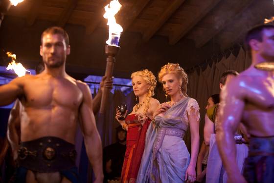 로마 시대 검투사의 이야기를 다룬 미국드라마 ‘스파르타쿠스’의 한 장면. 드라마에 묘사된 로마는 향락과 사치에 빠진 시민들로 가득 차 있다. [OCN ]