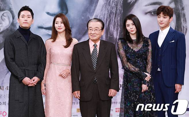 드라마 '돈꽃' 출연진들이 7일 오후 서울 상암 MBC 사옥에서 진행된 드라마 '돈꽃' 제작발표회에 참석해 포즈를 취하고 있다. 왼쪽부터 장혁,박세영,이순재,한소희,장승조 2017.11.7 / 뉴스1 © News1 강고은 에디터