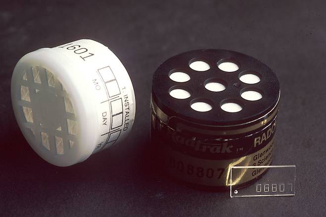 라돈 검출기. 실내에 설치한 뒤 일정 시간이 지난 다음 라돈 농도를 분석하게 된다.