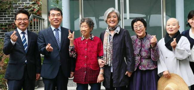 강경화 외교부장관(왼쪽 4번째)과 양기대 광명시장(왼쪽 2번째)이 지난달 6일 광주 나눔의 집 할머니들과 기념사진을 촬영하고 있다. 왼쪽에서 5번째가 이용수 할머니.[사진제공=광명시]