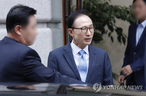 사무실 나서는 이 전 대통령  (서울=연합뉴스) 이상학 기자 = 이명박 전 대통령이 10일 오후 서울 강남구 사무실을 나서고 있다. 2017.10.10  leesh@yna.co.kr  (끝)