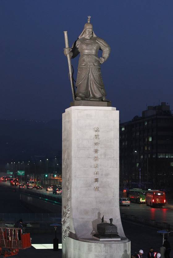 광화문광장의 이순신 장군 동상.［중앙포토］