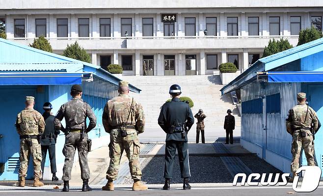 한미 국방장관이 경기도 파주 판문점 공동경비구역(JSA)에서 대북 메시지를 발표한 27일 오후 북한 병사들이 남측을 바라보고 있다.2017.10.27/뉴스1 © News1 사진공동취재단