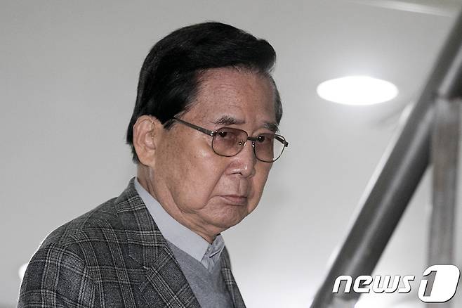 박근혜정부 시절 국가정보원의 협조로 대기업 특정사업을 따낸 의혹을 받는 구재태 전 대한민국재향경우회 회장이 13일 오전 구속 전 피의자심문(영장실질심사)를 받기 위해 서울 서초구 서울중앙지방법원으로 출석하고 있다. 2017.11.13/뉴스1 © News1 이승배 기자