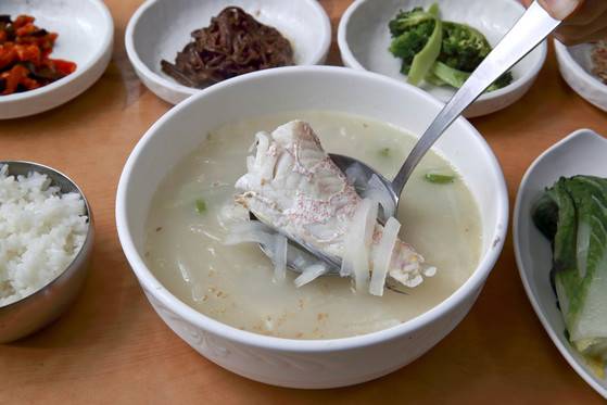 제주 보양식으로 통하는 옥돔국. 보통 무를 넣어 끓이고 집에 산모가 있으면 미역을 국거리로 넣는다. [중앙포토]