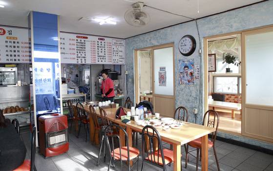 표선어촌식당 내부. 표선해수욕장과 지척이다. [중앙포토]