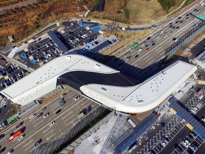 국내 처음으로 고속도로 위에 지은 휴게소인 '시흥 하늘 휴게소'가 12일 개장했다. 이 휴게소는 고속도로 양쪽 두 개 휴게소를 고가로 연결해 상부에 통합 휴게시설을 설치했다.[사진 한국도로공사]