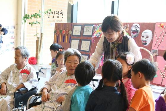 한 요양병원에서 아이들과 함께 하는 어버이날 행사를 하고 있다. [사진 대정요양병원]