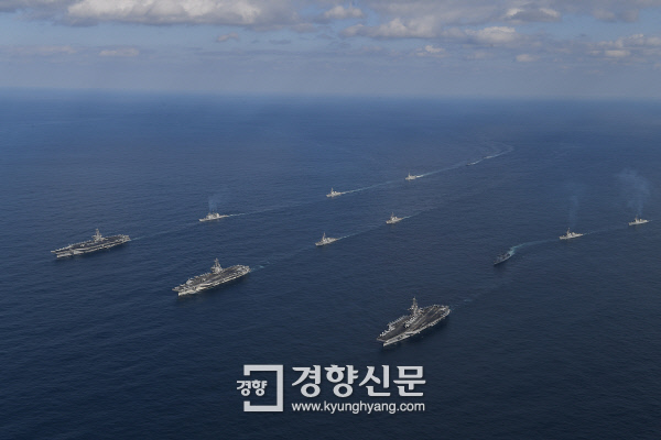 한·미 해군이 지난 12일 동해상에서 연합 훈련을 하고 있다. 훈련에는 한국 해군의 세종대왕함 등 6척이, 미 해군 항공모함 3척을 포함해 총 9척이 참가했다. 양국 해군은 14일까지 동해상에서 미 해군은 항모 3척과 이지스함 11척, 우리 해군은 이지스구축함 2척 포함 7척의 함정이 연합훈련을 실시할 예정이다. 미 해군 항공모함은 좌측상단부터 니미츠함(CVN-68), 로널드레이건함(CVN-76), 루즈벨트함(CVN-71)./해군 제공