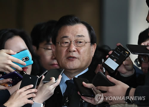 (서울=연합뉴스) 김인철 기자 = 이병기 전 국정원장이 박근혜 전 대통령에게 특수활동비를 상납했다는 의혹과 관련해 피의자신분으로 13일 오전 서울 서초동 서울중앙지검에 출석하고 있다. 2017.11.13      yatoya@yna.co.kr