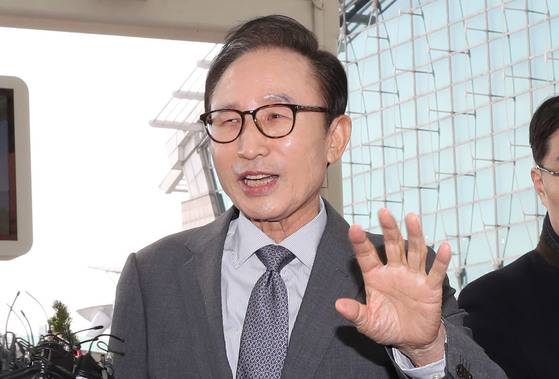 이명박 전 대통령이 바레인 방문을 위해 12일 오후 인천공항을 통해 출국하며 "지난 6개월간 적폐청산을 보면서 이것이 과연 개혁이냐, 감정풀이냐 정치보복이냐는 의심이 들기 시작했다"고 말했다. [연합뉴스]