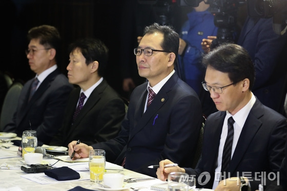 14일 오전 서울 여의도 CCMM빌딩에서 열린 기재부(국세청)-한국교회 종교인 과세 관련 간담회에 고형권(왼쪽 세번째) 기획재정부 1차관이 참석해 있다.  2017.11.14/뉴스1  <저작권자 © 뉴스1코리아, 무단전재 및 재배포 금지>