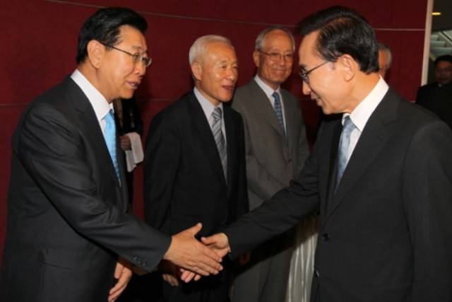 ▲ 2011년 8월 이명박 대통령과 정준양 포스코 회장이 '공생발전을 위한 대기업 간담회'에서 악수하고 있다. ⓒ연합뉴스