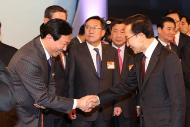 ▲ 2013년 1월 이명박 대통령과 신동빈 롯데그룹 회장이 2013년 경제계 신년인사회에서 악수하고 있다. ⓒ연합뉴스