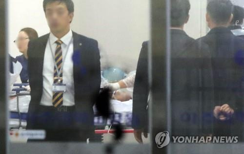 (수원=연합뉴스) 홍기원 기자 = 판문점 공동경비구역(JSA)으로 귀순하다 북한군의 총격으로 부상을 입고 헬기로 긴급 이송된 귀순 북한 병사로 추정되는 인물이 13일 저녁 경기 수원 아주대병원 외상소생실에서 수술실로 옮겨지고 있다. 2017.11.13