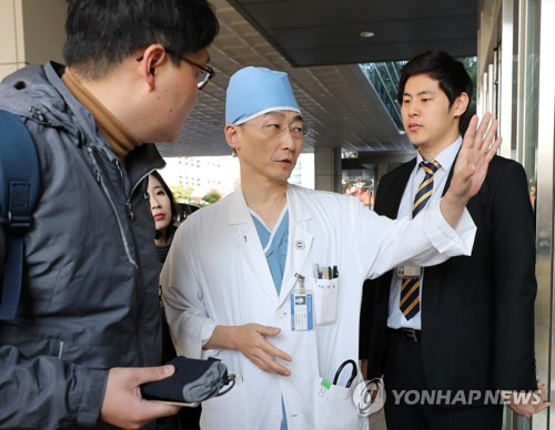 (수원=연합뉴스) 권준우 기자 = 14일 오전 경기도 수원시 아주대병원 경기남부 권역외상센터에서 이국종 교수가 귀순 병사의 상태를 설명하고 있다.  이 교수는 JSA로 귀순하다 북한군의 총격으로 부상을 입은 북한군 병사의 치료를 담당하고 있다. 2017.11.14