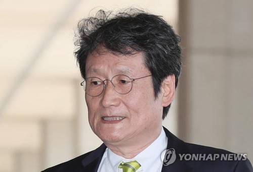 (서울=연합뉴스) 이지은 기자 = 이명박 정부 시절 국가정보원이 작성한 문화예술계 블랙리스트 의혹과 관련해 배우 문성근씨가 지난 9월 18일 오전 서울 서초구 서울중앙지검에서 피해 상황에 관한 조사를 받기 위해 출석하고 있다. 2017.9.18      jieunlee@yna.co.kr