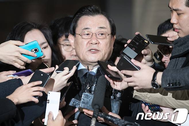 박근혜 정부 시절 국정원 특수활동비를 정기적으로 청와대에 상납한 의혹을 받고 있는 이병기 전 국정원장이 13일 오전 서울 서초동 서울중앙지검에 피의자 신분으로 출석하고 있다.2017.11.13/뉴스1 © News1 이승배 기자
