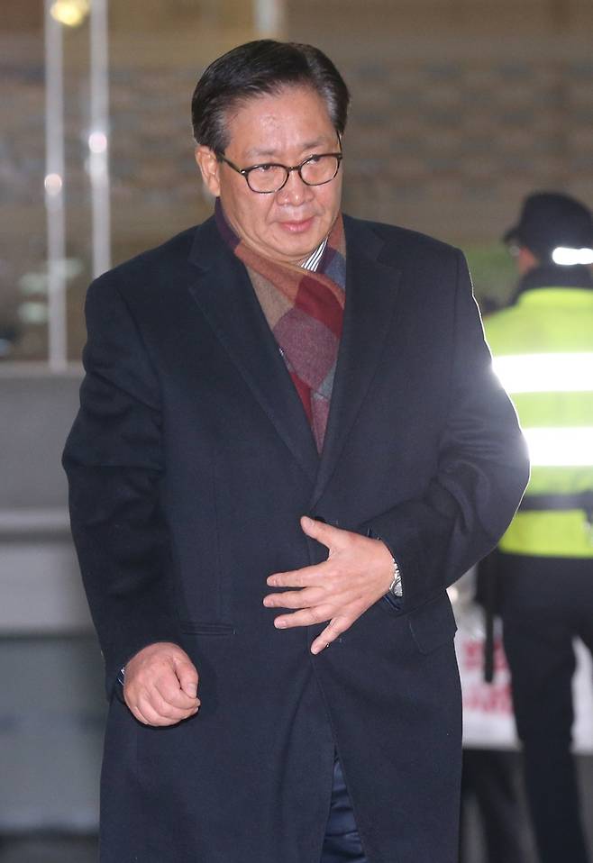 홍완선 전 국민연금공단 기금운용본부장이 지난 2월26일 서울 대치동 특검 사무실에 피의자 신분으로 소환돼 출석하고 있다. 김정효 기자 hyopd@hani.co.kr