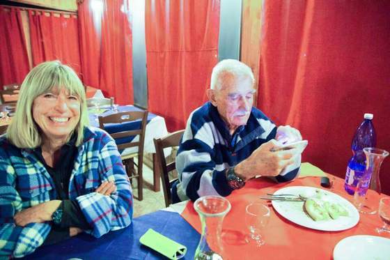 이야기 하는 도중 손주 자랑을 위해 휴대폰 사진을 뒤적이는 피터씨. 손주 자랑을 할 때의 두 부부의 모습은 한국의 할머니 할아버지와 다를 바 없었다. [사진 장채일]