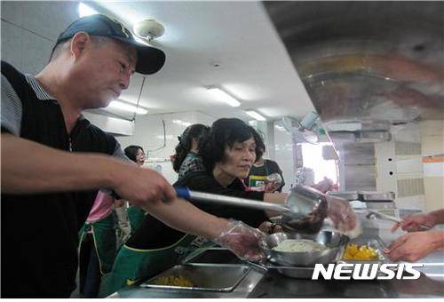 【홍성·예산=뉴시스】둥구나무봉사단 자장면 나눔 봉사활동 모습.