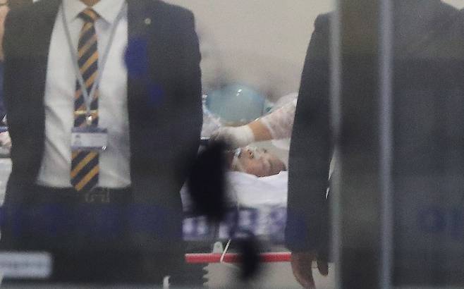 수술실로 옮겨지는 총상입은 귀순 북한병사 - 판문점 공동경비구역(JSA)으로 귀순하다 북한군의 총격으로 부상을 입고 헬기로 긴급 이송된 귀순 북한병사로 추정되는 인물이 13일 저녁 경기 수원 아주대병원 외상소생실에서 수술실로 옮겨지고 있다. 집도의는 이국종 교수이다. 2017.11.13. 연합뉴스