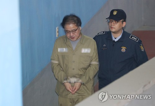 (서울=연합뉴스) 신준희 기자 = 박근혜-최순실 국정농단 사건과 관련해 구속 기소된 안종범 전 청와대 정책조정수석이 지난달 25일 오후 서울 서초구 서울중앙지법에서 열리는 공판에 출석하기 위해 호송차에서 내려 법정으로 향하고 있다. 2017.10.25      hama@yna.co.kr