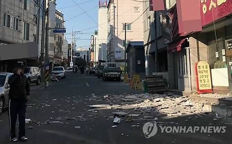 (포항=연합뉴스) 15일 오후 경북 포항시 한 건물 외벽이 지진 충격으로 부서져 있다. 기상청은 이날 오후 2시 29분께 경북 포항시 북구 북쪽 6㎞ 지점에서 규모 5.5 지진이 발생했다고 밝혔다. 2017.11.15 [독자 제공=연합뉴스]      photo@yna.co.kr