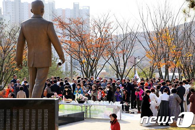 14일 경북 구미시 박정희 생가 기념공원 특설무대에서 열린 '박정희 대통령 탄생 100돌 기념식'에 참석한 시민들이 박정희 동상에 헌화를 하고 있다. 2017.11.14/뉴스1 © News1 정우용 기자