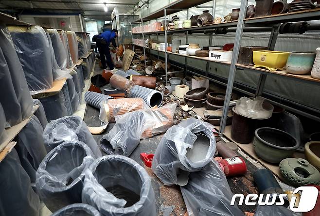 역대 두번째 규모인 5.4의 지진 발생 이틀째인 16일 오전 경북 포항시 북구 흥해읍의 한 꽃집에 화분들이 나뒹굴고 있다. 전날 오후 2시29분쯤 경북 포항시 북구 북쪽 9㎞ 지역서 발생한 규모 5.4의 지진은 지난해 경주에서 발생한 규모 5.8의 지진에 이어 역대 두번째 규모다. 한편 교육부는 이번 지진과 관련해 수험생 안전을 위해 이날 예정됐던 2018학년도 수학능력시험(수능)을 일주일 연기해 오는 23일에 실시한다고 밝혔다. 2017.11.16/뉴스1 © News1 박정호 기자