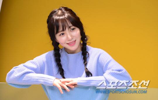 가수 겸 배우 권민아가 15일 오후 서울 중구 명동에 위치한 한 카페에서 열린 MBC 드라마 '병원선' 종영 인터뷰에 앞서 포즈를 취하고 있다.  김경민 기자 kyungmin@sportschosun.com / 2017.11.16.
