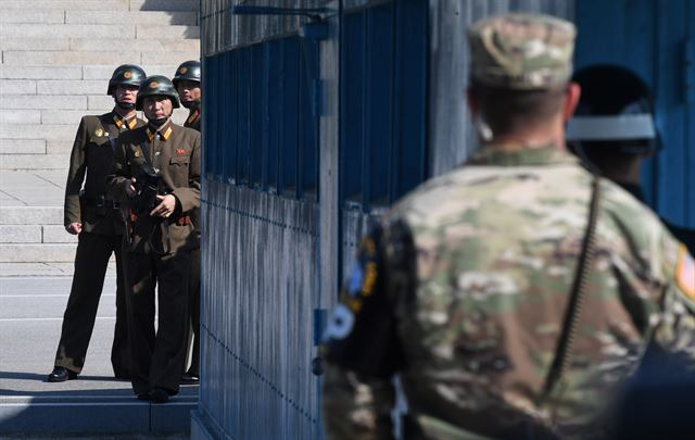 한미 국방장관이 경기도 파주 판문점 공동경비구역(JSA)에서 대북 메시지를 발표한 지난달 27일 오후 북한 병사들이 남측을 바라보고 있다. 한국일보