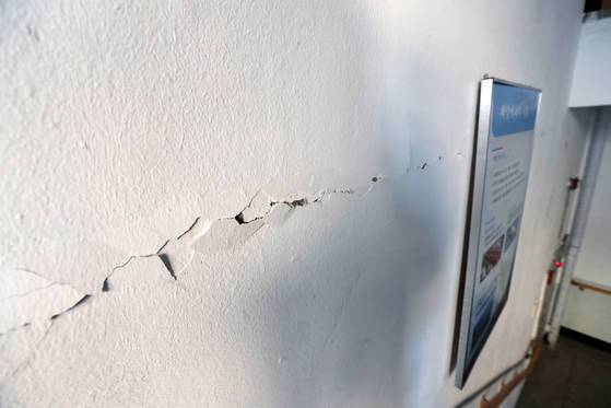 수능 고사장 균열. [연합뉴스]