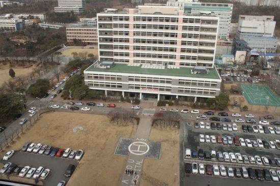 아주대병원 헬기포트. 인근 주민들의 민원으로 병원 옥상에 헬기포트를 새로 만들었으나 계속되는 민원에 제대로 사용하지 못하고 있는 것으로 알려졌다. 온라인 커뮤니티 캡처